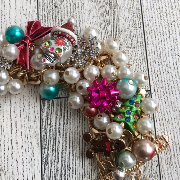 Betsey Johnson Bib Christmas Toggle Bracelet - Picture 4 of 6